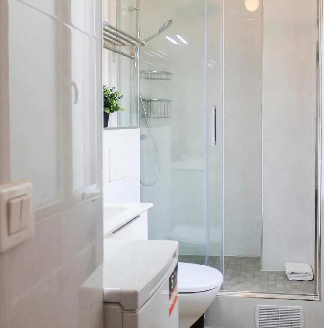 Beautiful And Spacious In The 10th Apartment *